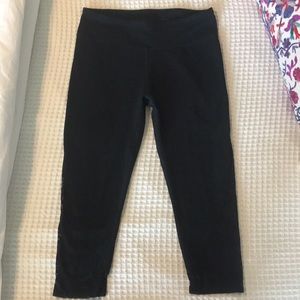 SOLD - Fabletics 3/4 leggings 🖤